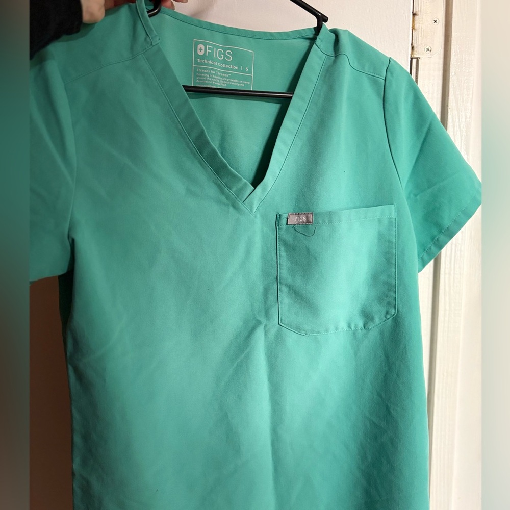 Women’s figs Catarina scrub top size small oasis color